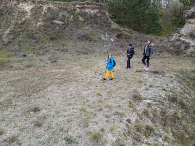 Anne ve iki çocuk kurak, yarı çöl bir arazide kayalık araziyi keşfediyorlar. Çocuklar taş formasyonlarıyla oynarken anne izliyor ve birlikte açık hava macerasının tadını çıkarıyor..