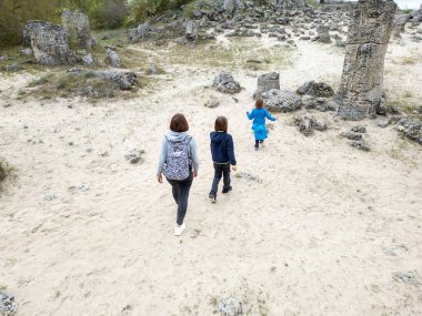 Anne ve iki çocuk kurak, yarı çöl bir arazide kayalık araziyi keşfediyorlar. Çocuklar taş formasyonlarıyla oynarken anne izliyor ve birlikte açık hava macerasının tadını çıkarıyor..