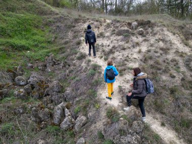 Anne ve iki çocuk kurak, yarı çöl bir arazide kayalık araziyi keşfediyorlar. Çocuklar taş formasyonlarıyla oynarken anne izliyor ve birlikte açık hava macerasının tadını çıkarıyor..