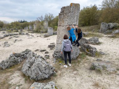 Anne ve iki çocuk kurak, yarı çöl bir arazide kayalık araziyi keşfediyorlar. Çocuklar taş formasyonlarıyla oynarken anne izliyor ve birlikte açık hava macerasının tadını çıkarıyor..