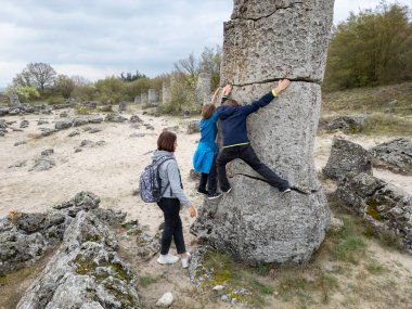 Anne ve iki çocuk kurak, yarı çöl bir arazide kayalık araziyi keşfediyorlar. Çocuklar taş formasyonlarıyla oynarken anne izliyor ve birlikte açık hava macerasının tadını çıkarıyor..