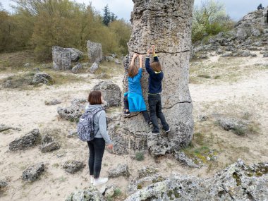 Anne ve iki çocuk kurak, yarı çöl bir arazide kayalık araziyi keşfediyorlar. Çocuklar taş formasyonlarıyla oynarken anne izliyor ve birlikte açık hava macerasının tadını çıkarıyor..