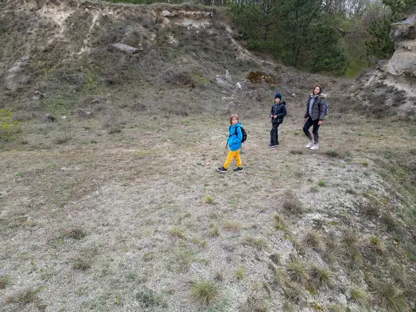 Anne ve iki çocuk kurak, yarı çöl bir arazide kayalık araziyi keşfediyorlar. Çocuklar taş formasyonlarıyla oynarken anne izliyor ve birlikte açık hava macerasının tadını çıkarıyor..
