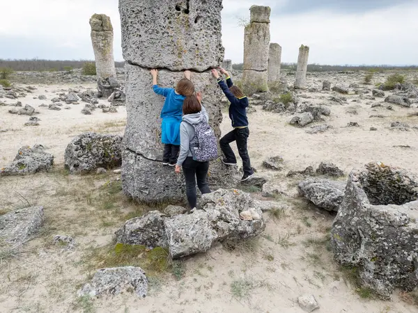 Anne ve iki çocuk kurak, yarı çöl bir arazide kayalık araziyi keşfediyorlar. Çocuklar taş formasyonlarıyla oynarken anne izliyor ve birlikte açık hava macerasının tadını çıkarıyor..