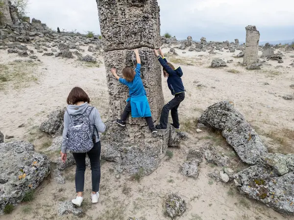 Anne ve iki çocuk kurak, yarı çöl bir arazide kayalık araziyi keşfediyorlar. Çocuklar taş formasyonlarıyla oynarken anne izliyor ve birlikte açık hava macerasının tadını çıkarıyor..