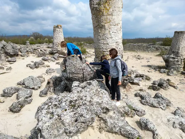 Anne ve iki çocuk kurak, yarı çöl bir arazide kayalık araziyi keşfediyorlar. Çocuklar taş formasyonlarıyla oynarken anne izliyor ve birlikte açık hava macerasının tadını çıkarıyor..