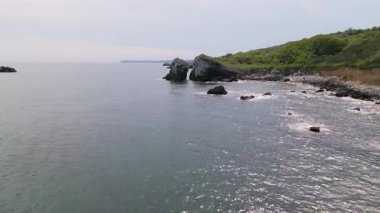 Bulgaristan 'ın Karadeniz kıyısındaki Rusalka köyü yakınlarındaki Yaylata doğa sahasının havadan görünüşü. Kayalık kayalıklar, turkuaz su ve yemyeşil tepeler dramatik ve vahşi bir sahil manzarası yaratır..