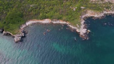 Bulgaristan 'ın Karadeniz kıyısındaki Rusalka köyü yakınlarındaki Yaylata doğa sahasının havadan görünüşü. Kayalık kayalıklar, turkuaz su ve yemyeşil tepeler dramatik ve vahşi bir sahil manzarası yaratır..