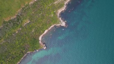 Bulgaristan 'ın Karadeniz kıyısındaki Rusalka köyü yakınlarındaki Yaylata doğa sahasının havadan görünüşü. Kayalık kayalıklar, turkuaz su ve yemyeşil tepeler dramatik ve vahşi bir sahil manzarası yaratır..