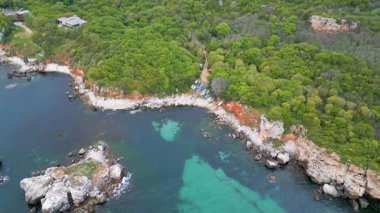 Bulgaristan 'ın Karadeniz kıyısındaki Rusalka köyü yakınlarındaki Yaylata doğa sahasının havadan görünüşü. Kayalık kayalıklar, turkuaz su ve yemyeşil tepeler dramatik ve vahşi bir sahil manzarası yaratır..