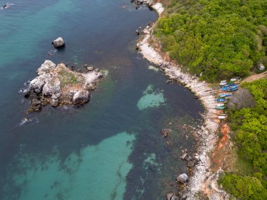 Bulgaristan 'ın Karadeniz kıyısındaki Rusalka köyü yakınlarındaki Yaylata doğa sahasının havadan görünüşü. Kayalık kayalıklar, turkuaz su ve yemyeşil tepeler dramatik ve vahşi bir sahil manzarası yaratır..