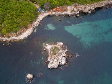 Bulgaristan 'ın Karadeniz kıyısındaki Rusalka köyü yakınlarındaki Yaylata doğa sahasının havadan görünüşü. Kayalık kayalıklar, turkuaz su ve yemyeşil tepeler dramatik ve vahşi bir sahil manzarası yaratır..