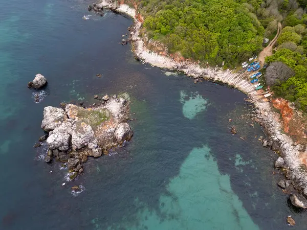 Bulgaristan 'ın Karadeniz kıyısındaki Rusalka köyü yakınlarındaki Yaylata doğa sahasının havadan görünüşü. Kayalık kayalıklar, turkuaz su ve yemyeşil tepeler dramatik ve vahşi bir sahil manzarası yaratır..