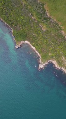 Bulgaristan 'ın Karadeniz kıyısındaki Rusalka köyü yakınlarındaki Yaylata doğa sahasının havadan görünüşü. Kayalık kayalıklar, turkuaz su ve yemyeşil tepeler dramatik ve vahşi bir sahil manzarası yaratır..