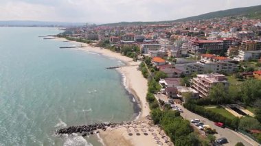 Bulgaristan 'ın Sveti Vlas kentinde hava panoramik manzarası. Karadeniz boyunca kırmızı çatılı binaları, marinası, plajları ve yeşil tepeleri olan sahil beldesi kasabası. Yazın popüler turizm beldesi.