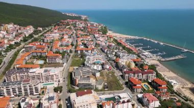 Bulgaristan 'ın Sveti Vlas kentinde hava panoramik manzarası. Karadeniz boyunca kırmızı çatılı binaları, marinası, plajları ve yeşil tepeleri olan sahil beldesi kasabası. Yazın popüler turizm beldesi.