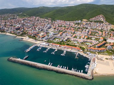 Sveti Vlas, marinası, plajları, kırmızı çatılı binaları ve yeşil tepeleri olan bir Bulgar sahil beldesi. Karadeniz kıyısındaki popüler yaz mevsimi.