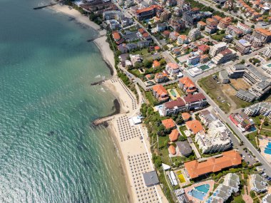Sveti Vlas, marinası, plajları, kırmızı çatılı binaları ve yeşil tepeleri olan bir Bulgar sahil beldesi. Karadeniz kıyısındaki popüler yaz mevsimi.