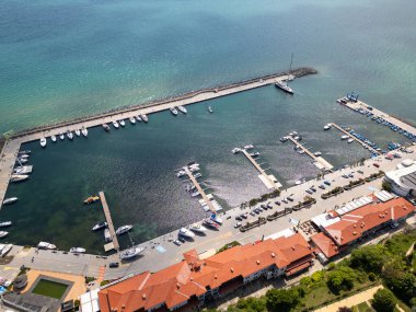 Sveti Vlas, marinası, plajları, kırmızı çatılı binaları ve yeşil tepeleri olan bir Bulgar sahil beldesi. Karadeniz kıyısındaki popüler yaz mevsimi.