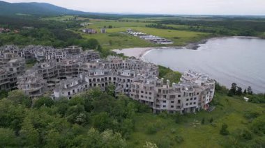 Bulgaristan 'ın Çarevo kentindeki terk edilmiş otel kompleksi. Doğa tarafından ele geçirilen çürüyen vahşi binaların havadan görünüşü. Şehir keşfi, urbeks, ürkütücü, kıyamet sonrası atmosferi olan yer.