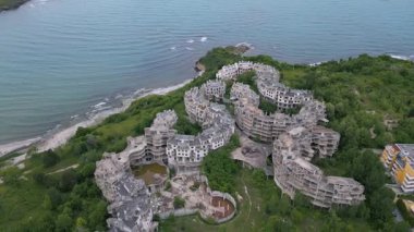 Bulgaristan 'ın Çarevo kentindeki terk edilmiş otel kompleksinin tepeden aşağı havadan görüntüsü. Gerçeküstü mimari doğa tarafından ele geçirildi. Benzersiz yapısı, çürümesi ve kıyamet sonrası atmosferi olan Urbex sıcak noktası..