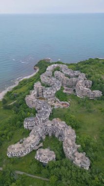 Bulgaristan 'ın Çarevo kentindeki terk edilmiş otel kompleksinin tepeden aşağı havadan görüntüsü. Gerçeküstü mimari doğa tarafından ele geçirildi. Benzersiz yapısı, çürümesi ve kıyamet sonrası atmosferi olan Urbex sıcak noktası..