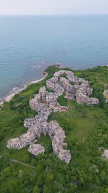 Bulgaristan 'ın Çarevo kentindeki terk edilmiş otel kompleksinin tepeden aşağı havadan görüntüsü. Gerçeküstü mimari doğa tarafından ele geçirildi. Benzersiz yapısı, çürümesi ve kıyamet sonrası atmosferi olan Urbex sıcak noktası..