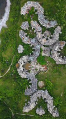 Bulgaristan 'ın Çarevo kentindeki terk edilmiş otel kompleksinin tepeden aşağı havadan görüntüsü. Gerçeküstü mimari doğa tarafından ele geçirildi. Benzersiz yapısı, çürümesi ve kıyamet sonrası atmosferi olan Urbex sıcak noktası..