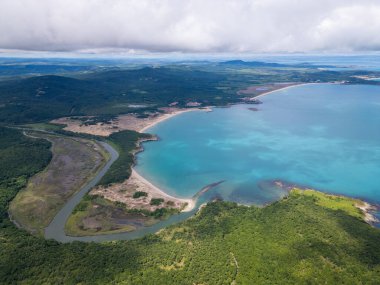 Bulgaristan 'ın Ropotamo Nehri ağzının havadan görünüşü, nehrin Karadeniz' e aktığı yer. El değmemiş turkuaz su, kumsallar, sulak alanlar ve sık orman çarpıcı bir doğal manzarada buluşuyor..