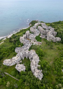 Bulgaristan 'ın Çarevo kentindeki terk edilmiş otel kompleksi. Doğa tarafından ele geçirilen çürüyen vahşi binaların havadan görünüşü. Şehir keşfi, urbeks, ürkütücü, kıyamet sonrası atmosferi olan yer.
