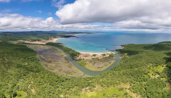 Bulgaristan 'ın Ropotamo Nehri ağzının havadan görünüşü, nehrin Karadeniz' e aktığı yer. El değmemiş turkuaz su, kumsallar, sulak alanlar ve sık orman çarpıcı bir doğal manzarada buluşuyor..