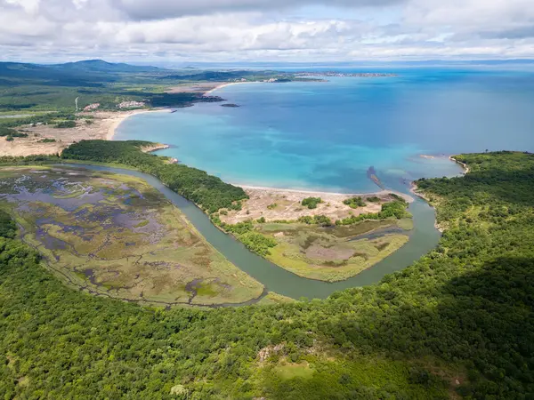 Bulgaristan 'ın Ropotamo Nehri ağzının havadan görünüşü, nehrin Karadeniz' e aktığı yer. El değmemiş turkuaz su, kumsallar, sulak alanlar ve sık orman çarpıcı bir doğal manzarada buluşuyor..