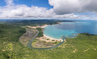 Bulgaristan 'ın Ropotamo Nehri ağzının havadan görünüşü, nehrin Karadeniz' e aktığı yer. El değmemiş turkuaz su, kumsallar, sulak alanlar ve sık orman çarpıcı bir doğal manzarada buluşuyor..