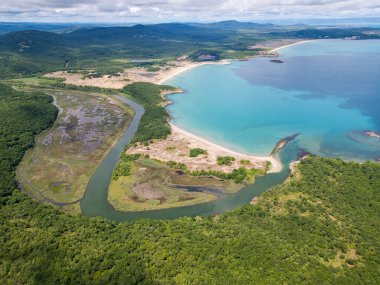Bulgaristan 'ın Ropotamo Nehri ağzının havadan görünüşü, nehrin Karadeniz' e aktığı yer. El değmemiş turkuaz su, kumsallar, sulak alanlar ve sık orman çarpıcı bir doğal manzarada buluşuyor..