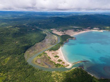Bulgaristan 'ın Ropotamo Nehri ağzının havadan görünüşü, nehrin Karadeniz' e aktığı yer. El değmemiş turkuaz su, kumsallar, sulak alanlar ve sık orman çarpıcı bir doğal manzarada buluşuyor..