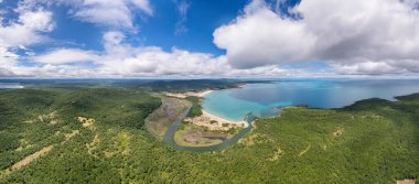 Bulgaristan 'ın Ropotamo Nehri ağzının havadan görünüşü, nehrin Karadeniz' e aktığı yer. El değmemiş turkuaz su, kumsallar, sulak alanlar ve sık orman çarpıcı bir doğal manzarada buluşuyor..