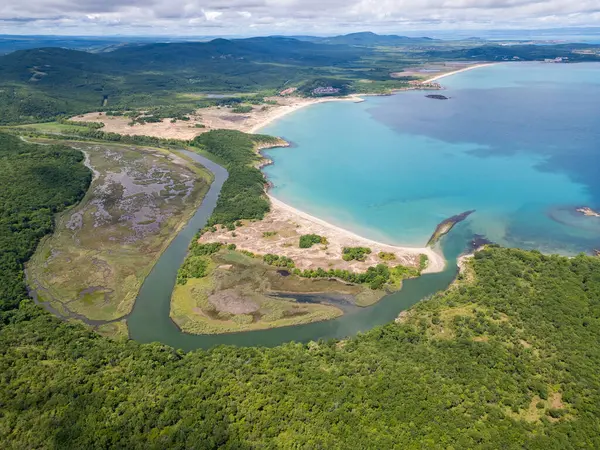 Bulgaristan 'ın Ropotamo Nehri ağzının havadan görünüşü, nehrin Karadeniz' e aktığı yer. El değmemiş turkuaz su, kumsallar, sulak alanlar ve sık orman çarpıcı bir doğal manzarada buluşuyor..