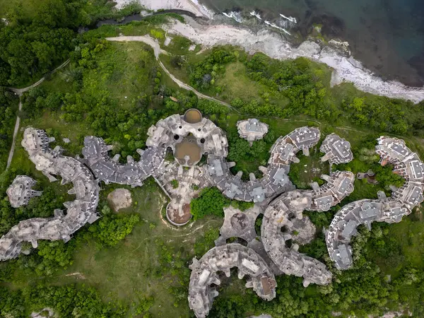 Bulgaristan 'ın Çarevo kentindeki terk edilmiş otel kompleksi. Doğa tarafından ele geçirilen çürüyen vahşi binaların havadan görünüşü. Şehir keşfi, urbeks, ürkütücü, kıyamet sonrası atmosferi olan yer.