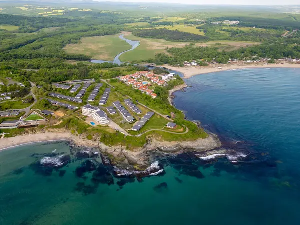 Uçurumlar, turkuaz su, kumlu plajlar, yazlık evler ve yeşil ormanlı Bulgar kıyı şeridinin havadan görünüşü. Modern tatil beldeleri ve doğası olan pitoresk bir yaz merkezi..