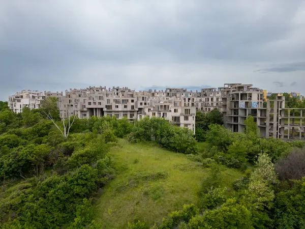 Bulgaristan 'ın Çarevo kentindeki terk edilmiş otel kompleksi. Doğa tarafından ele geçirilen çürüyen vahşi binaların havadan görünüşü. Şehir keşfi, urbeks, ürkütücü, kıyamet sonrası atmosferi olan yer.