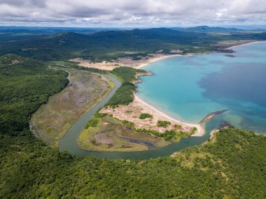 Bulgaristan 'ın Ropotamo Nehri ağzının havadan görünüşü, nehrin Karadeniz' e aktığı yer. El değmemiş turkuaz su, kumsallar, sulak alanlar ve sık orman çarpıcı bir doğal manzarada buluşuyor..