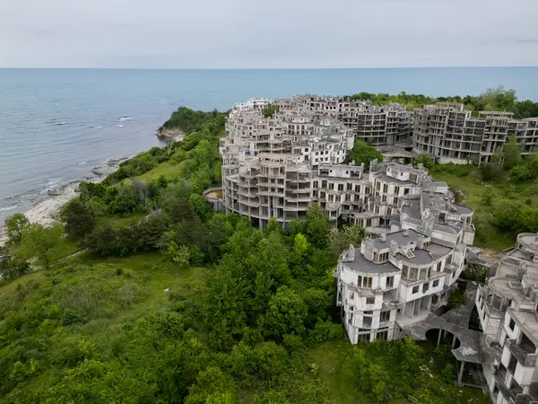 Bulgaristan 'ın Çarevo kentindeki terk edilmiş otel kompleksi. Doğa tarafından ele geçirilen çürüyen vahşi binaların havadan görünüşü. Şehir keşfi, urbeks, ürkütücü, kıyamet sonrası atmosferi olan yer.