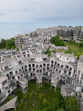 Bulgaristan 'ın Çarevo kentindeki terk edilmiş otel kompleksi. Doğa tarafından ele geçirilen çürüyen vahşi binaların havadan görünüşü. Şehir keşfi, urbeks, ürkütücü, kıyamet sonrası atmosferi olan yer.