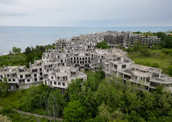 Bulgaristan 'ın Çarevo kentindeki terk edilmiş otel kompleksi. Doğa tarafından ele geçirilen çürüyen vahşi binaların havadan görünüşü. Şehir keşfi, urbeks, ürkütücü, kıyamet sonrası atmosferi olan yer.