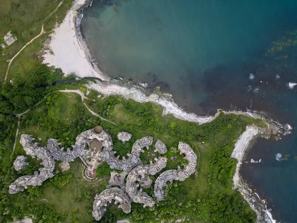 Bulgaristan 'ın Çarevo kentindeki terk edilmiş otel kompleksi. Doğa tarafından ele geçirilen çürüyen vahşi binaların havadan görünüşü. Şehir keşfi, urbeks, ürkütücü, kıyamet sonrası atmosferi olan yer.