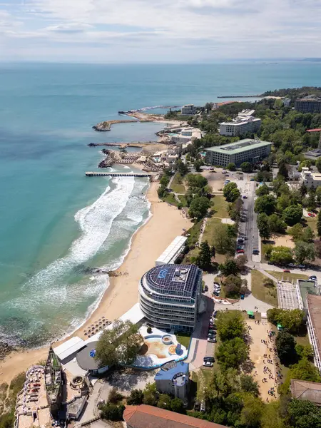 Bulgaristan 'ın Varna kenti yakınlarındaki Saints Constantine ve Helena' daki sahil manzarası. Açık turkuaz deniz, kumlu sahil, tatil köyleri ve güneşli bir günde yemyeşil çevre..