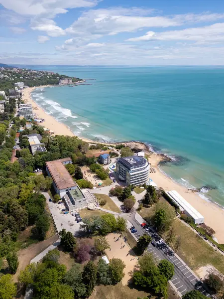 Bulgaristan 'ın Varna kenti yakınlarındaki Saints Constantine ve Helena' daki sahil manzarası. Açık turkuaz deniz, kumlu sahil, tatil köyleri ve güneşli bir günde yemyeşil çevre..