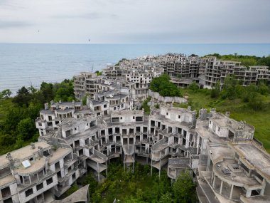 Bulgaristan 'ın Çarevo kentindeki terk edilmiş otel kompleksi. Doğa tarafından ele geçirilen çürüyen vahşi binaların havadan görünüşü. Şehir keşfi, urbeks, ürkütücü, kıyamet sonrası atmosferi olan yer.