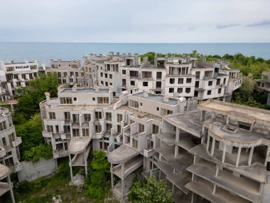 Bulgaristan 'ın Çarevo kentindeki terk edilmiş otel kompleksi. Doğa tarafından ele geçirilen çürüyen vahşi binaların havadan görünüşü. Şehir keşfi, urbeks, ürkütücü, kıyamet sonrası atmosferi olan yer.