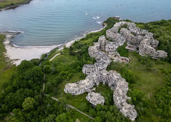 Bulgaristan 'ın Çarevo kentindeki terk edilmiş otel kompleksi. Doğa tarafından ele geçirilen çürüyen vahşi binaların havadan görünüşü. Şehir keşfi, urbeks, ürkütücü, kıyamet sonrası atmosferi olan yer.
